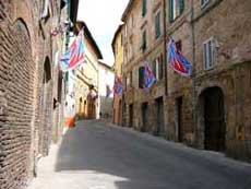 パンテーラの旗がはためくバスティアニーニの生家とその街並