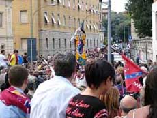 象のコントラーダの凱旋パレードの様子と聖母が描かれた勝利の旗